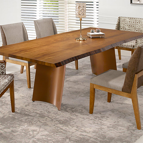 Mesa de jantar de madeira